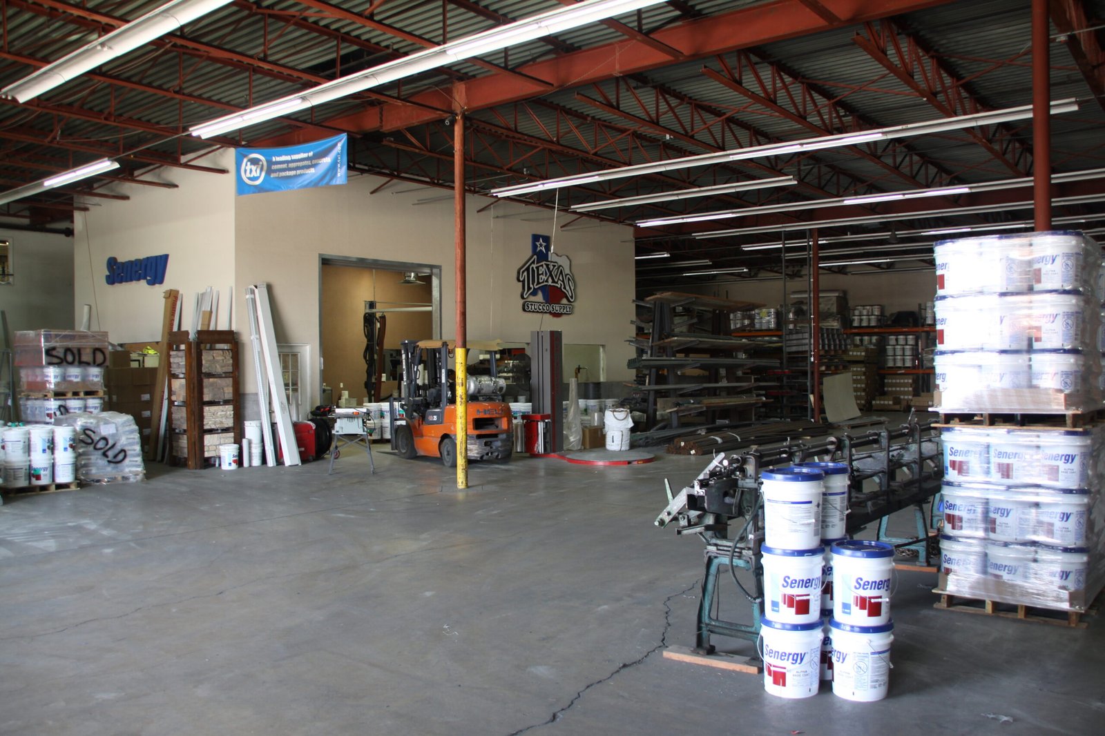 professional concrete contractors finishing concrete work